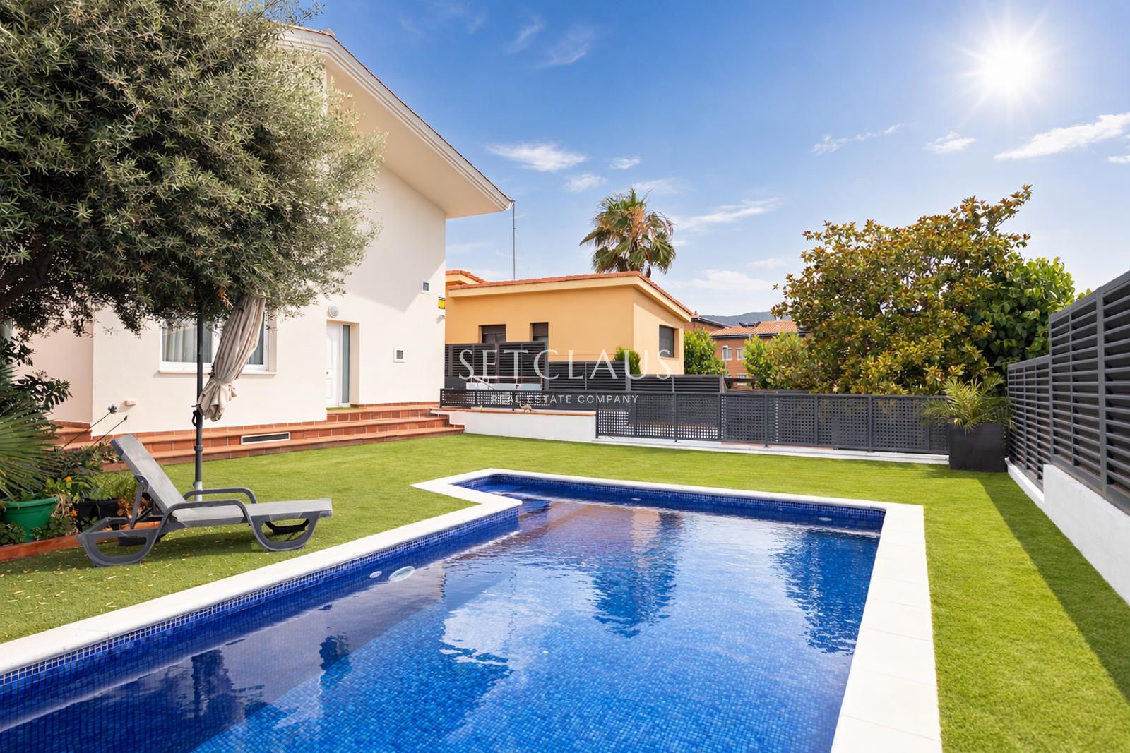 Comprar Chalet independiente con jardín de 325 m² y 5 habitaciones en Can Teixidó (Alella) foto 3