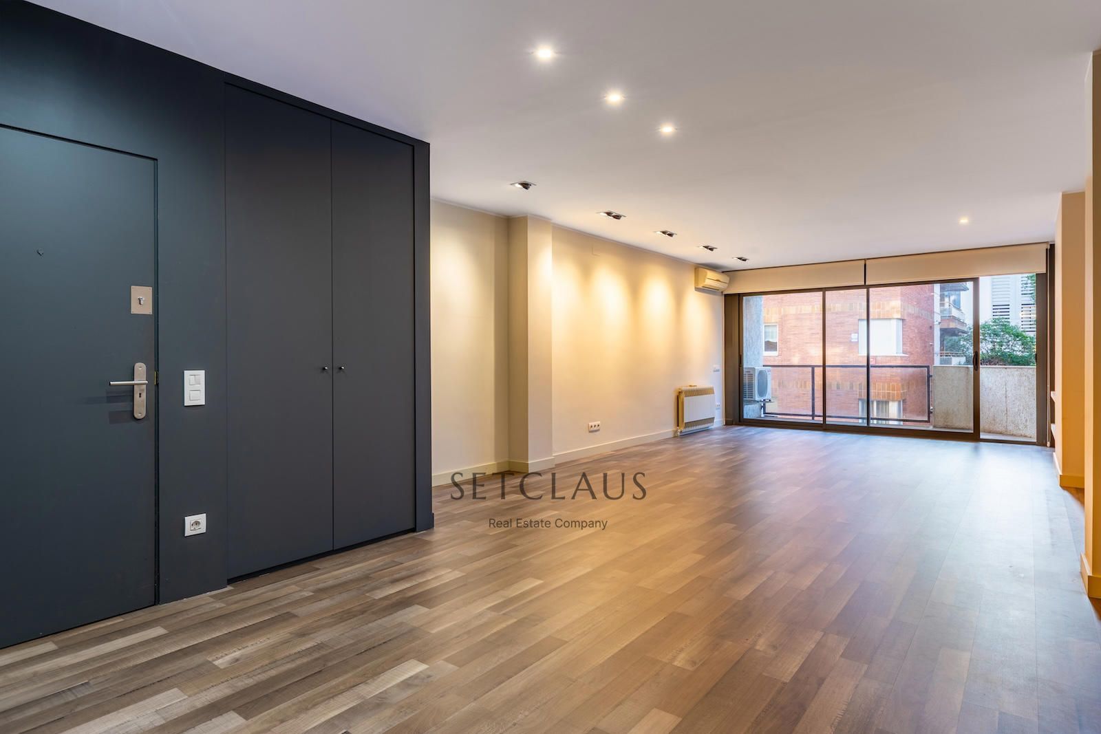 Spacious apartment with double balcony and parking in Sarrià. 4 habitaciones, 3 baños, 188 m² en venta.