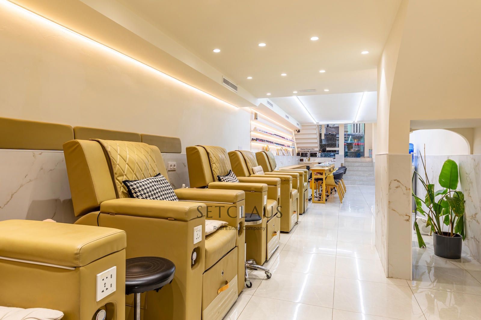 Comprar Centro de estética en dos plantas, reformado y con licencia vigente en l’Eixample foto 6