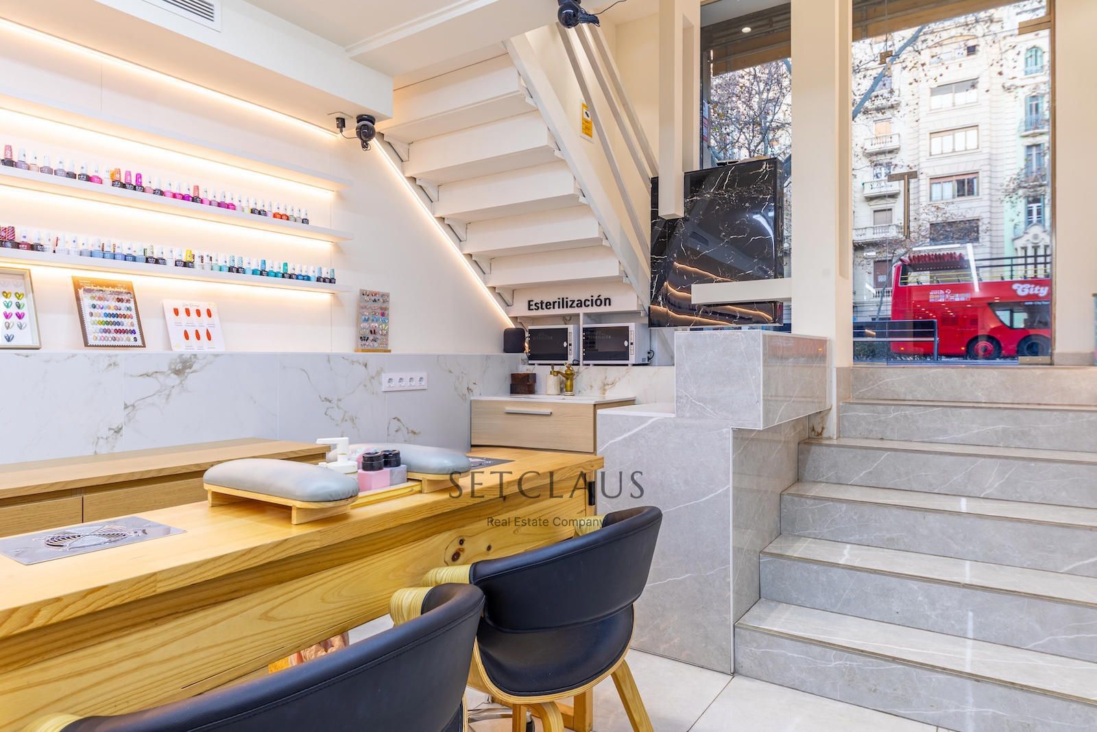 Comprar Centro de estética en dos plantas, reformado y con licencia vigente en l’Eixample foto 9
