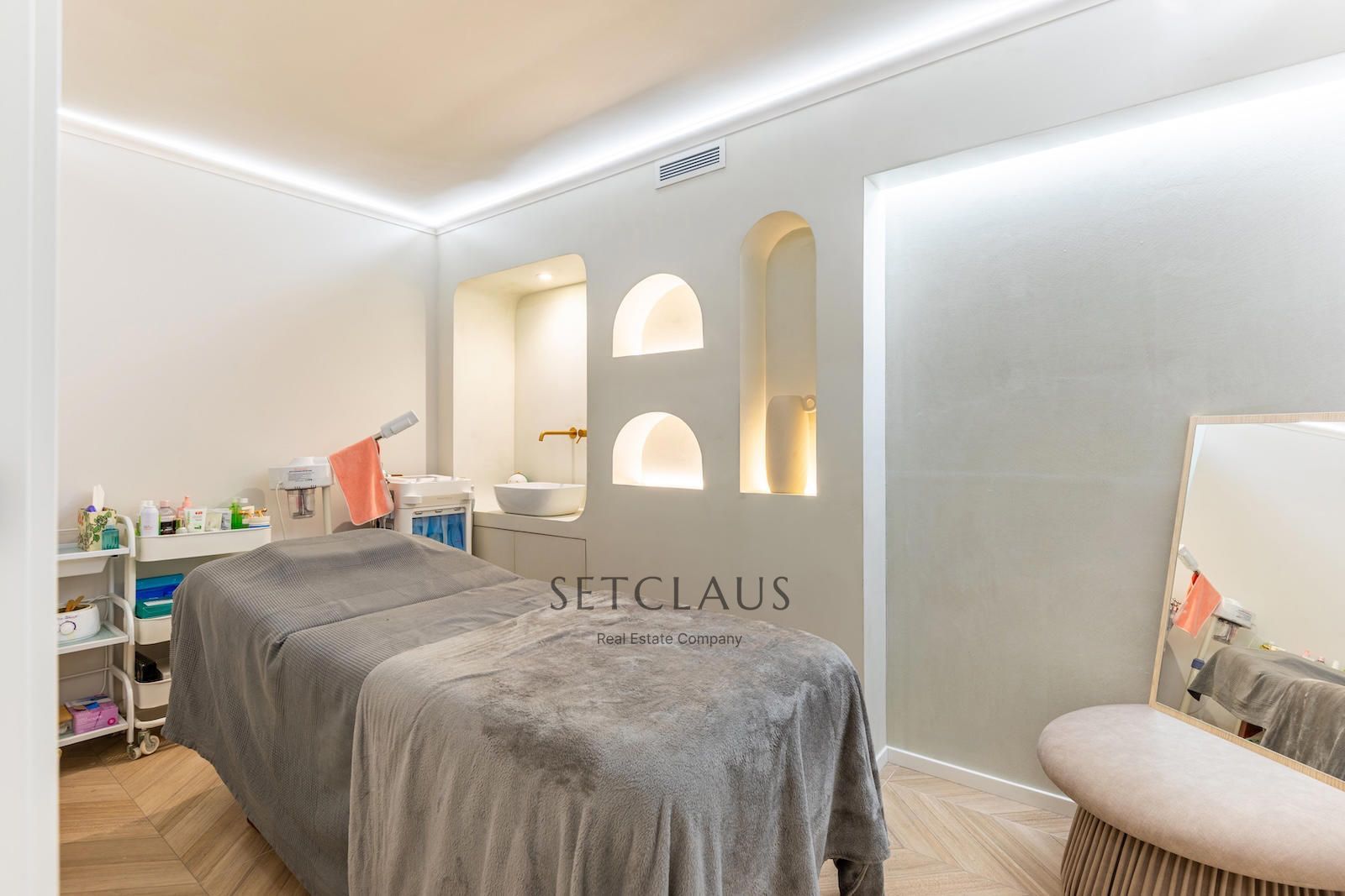 Comprar Centro de estética en dos plantas, reformado y con licencia vigente en l’Eixample foto 17