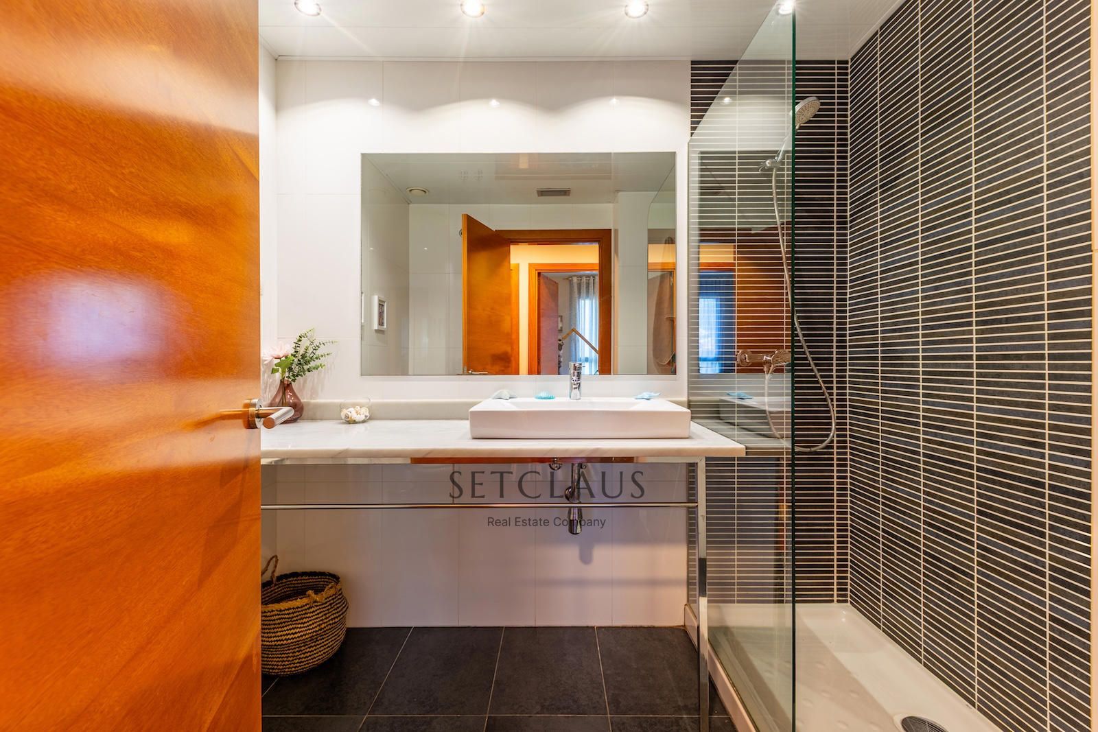 Comprar Planta baja con terraza y vistas al mar en finca con piscina en Teià foto 28