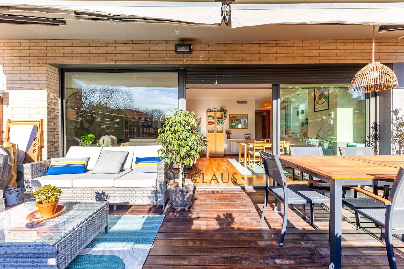 Comprar Planta baja con terraza y vistas al mar en finca con piscina en Teià foto 2