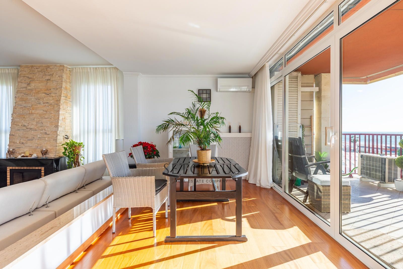 Comprar Dúplex en segunda línea de mar con vistas panorámicas y 2 plazas de garaje en Premià de Mar. foto 4