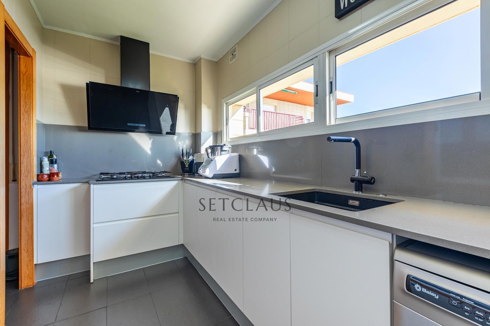 Comprar Dúplex en segunda línea de mar con vistas panorámicas y 2 plazas de garaje en Premià de Mar. foto 16