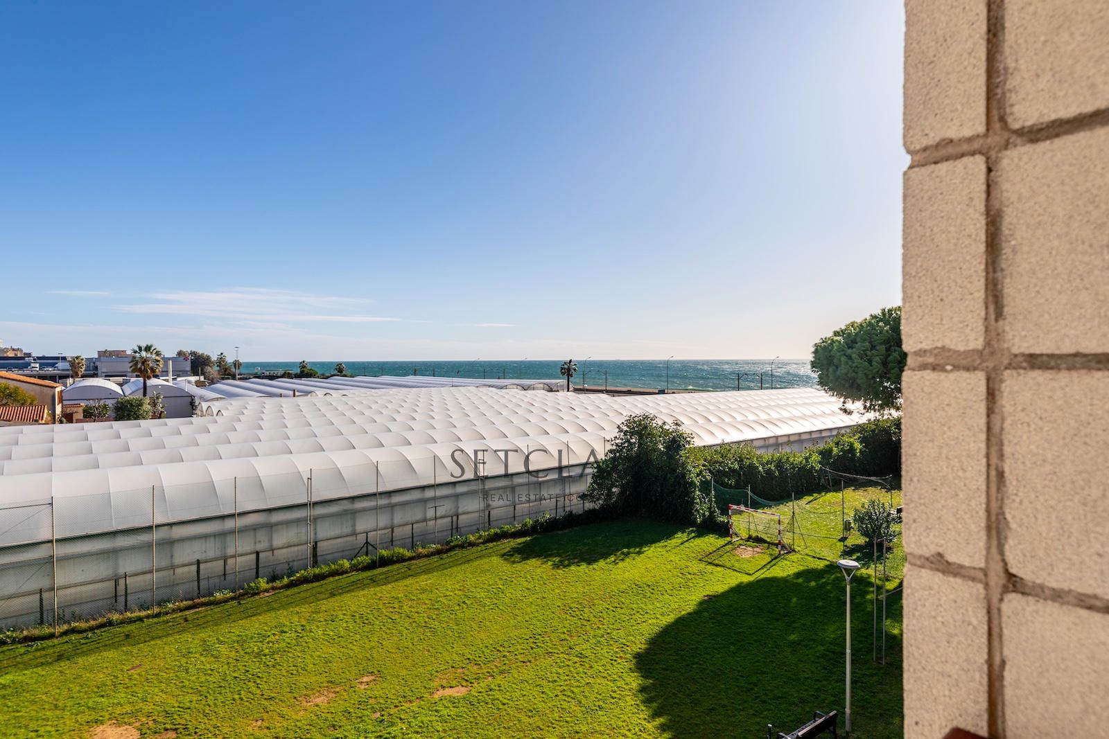 Comprar Dúplex en segunda línea de mar con vistas panorámicas y 2 plazas de garaje en Premià de Mar. foto 27