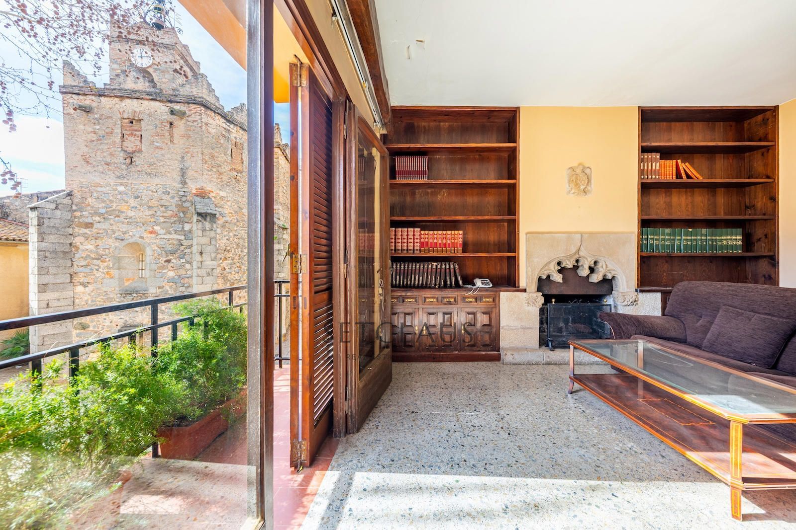 Inmueble Propiedad única en la Plaza del Ayuntamiento de Alella con dos terrazas privadas foto 2