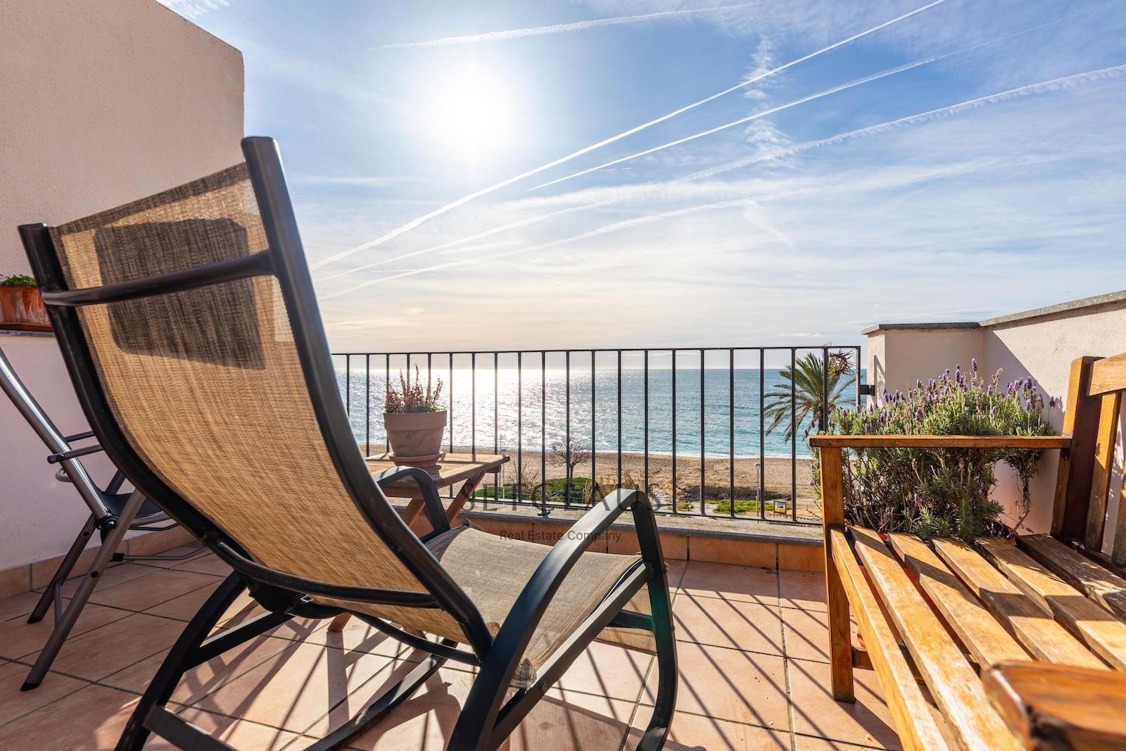 Comprar Adosada en primera línea de mar con vistas panorámicas y parking en El Masnou foto 1