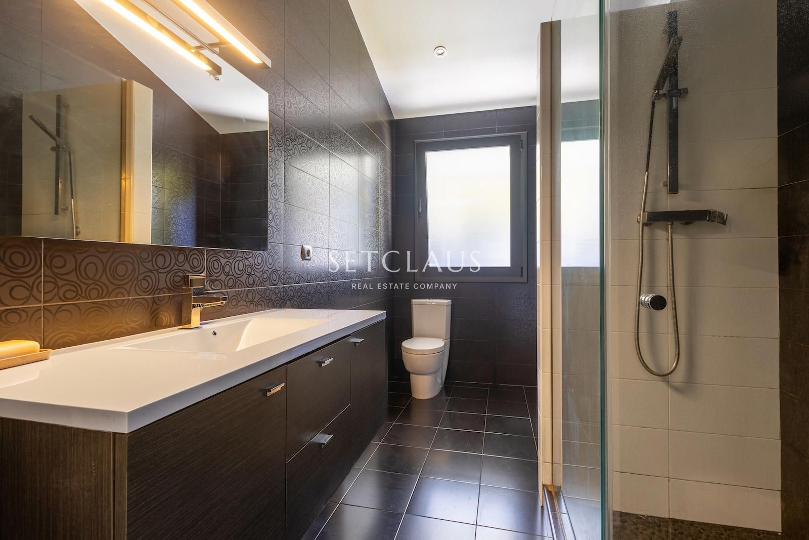 Comprar Diseño, luz y exclusividad: villa moderna con piscina y amplios espacios foto 43