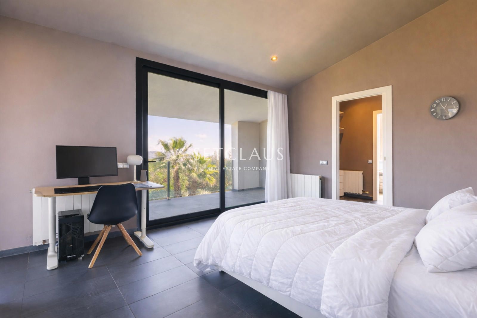 Comprar Diseño, luz y exclusividad: villa moderna con piscina y amplios espacios foto 29