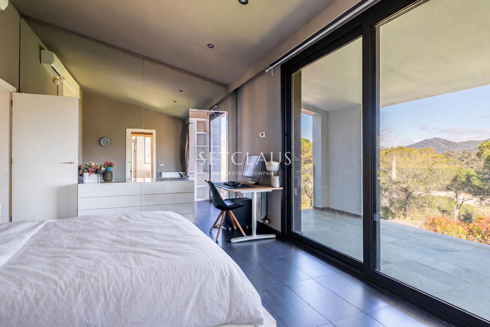 Comprar Diseño, luz y exclusividad: villa moderna con piscina y amplios espacios foto 31