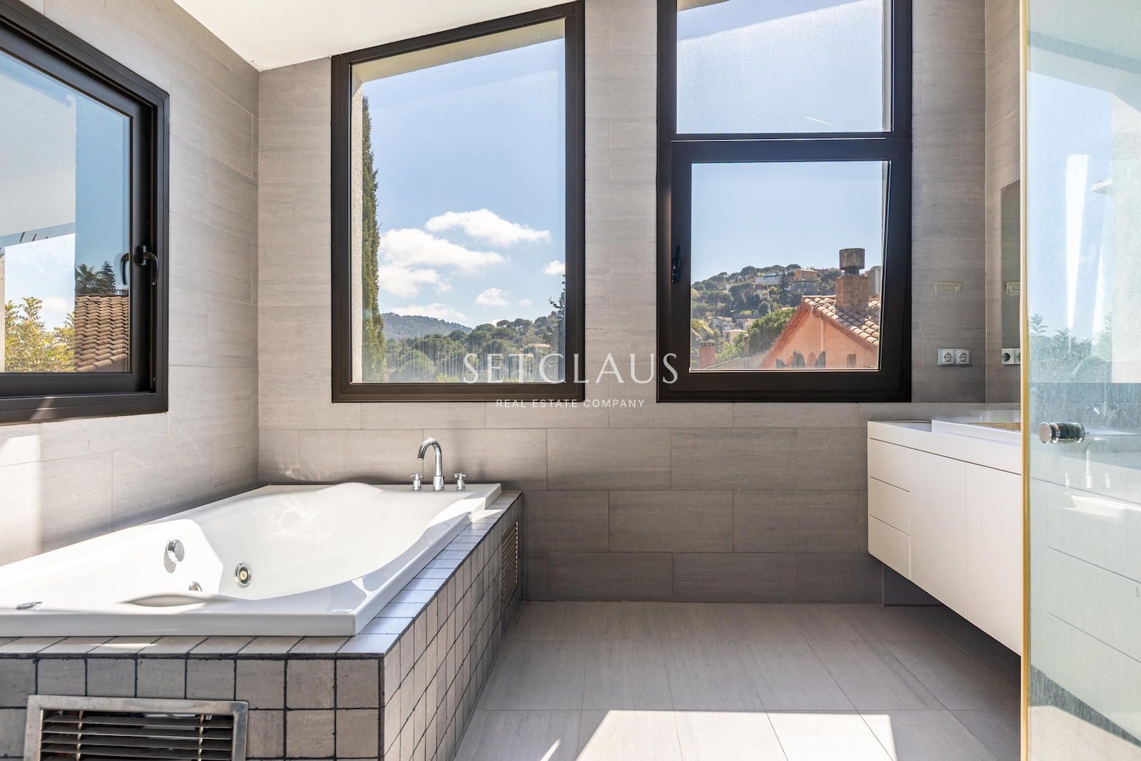 Comprar Diseño, luz y exclusividad: villa moderna con piscina y amplios espacios foto 32