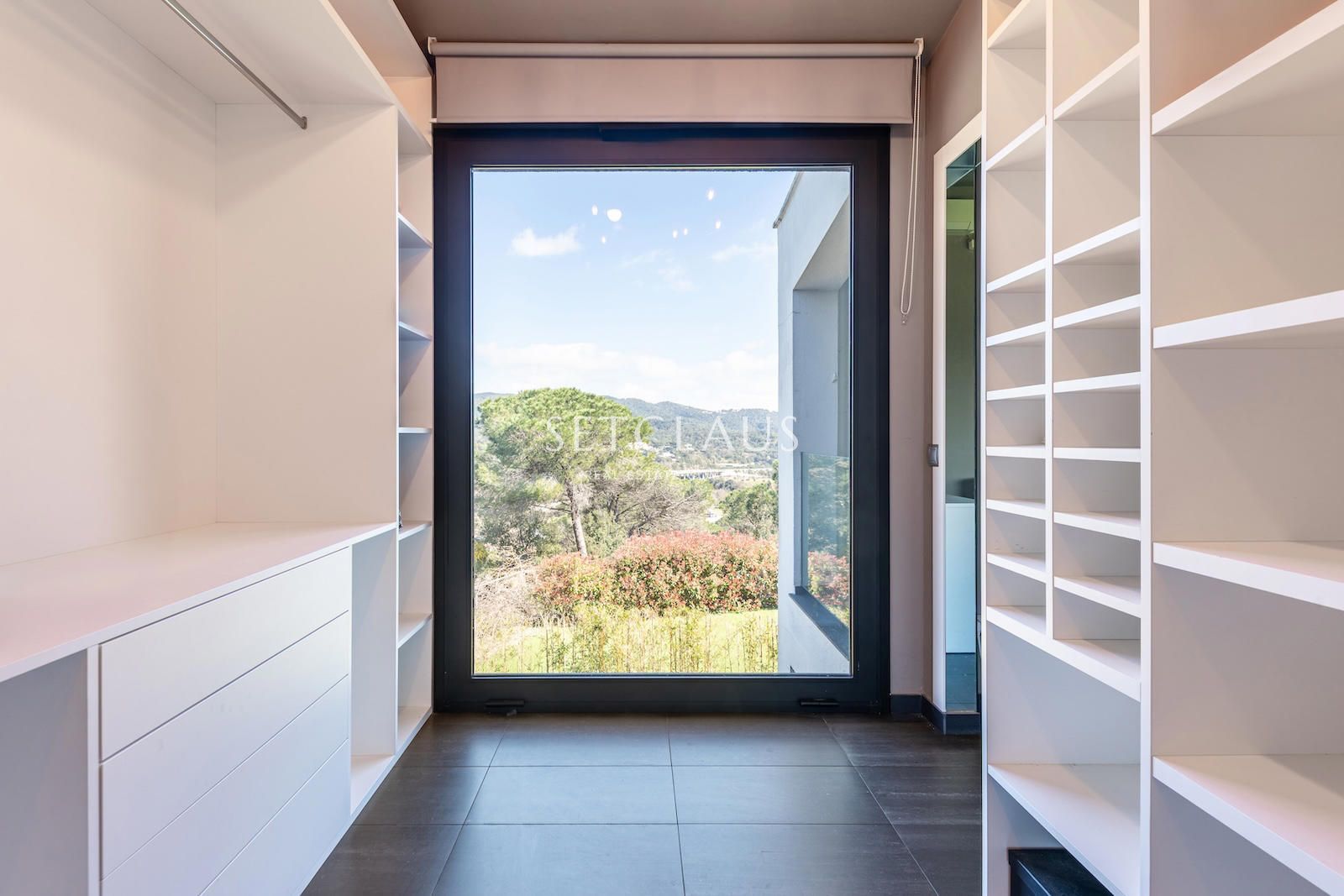 Comprar Diseño, luz y exclusividad: villa moderna con piscina y amplios espacios foto 34