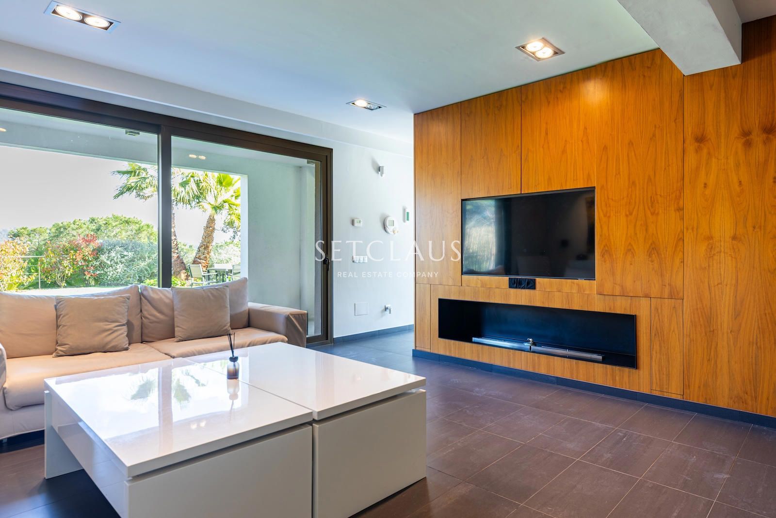 Comprar Diseño, luz y exclusividad: villa moderna con piscina y amplios espacios foto 22