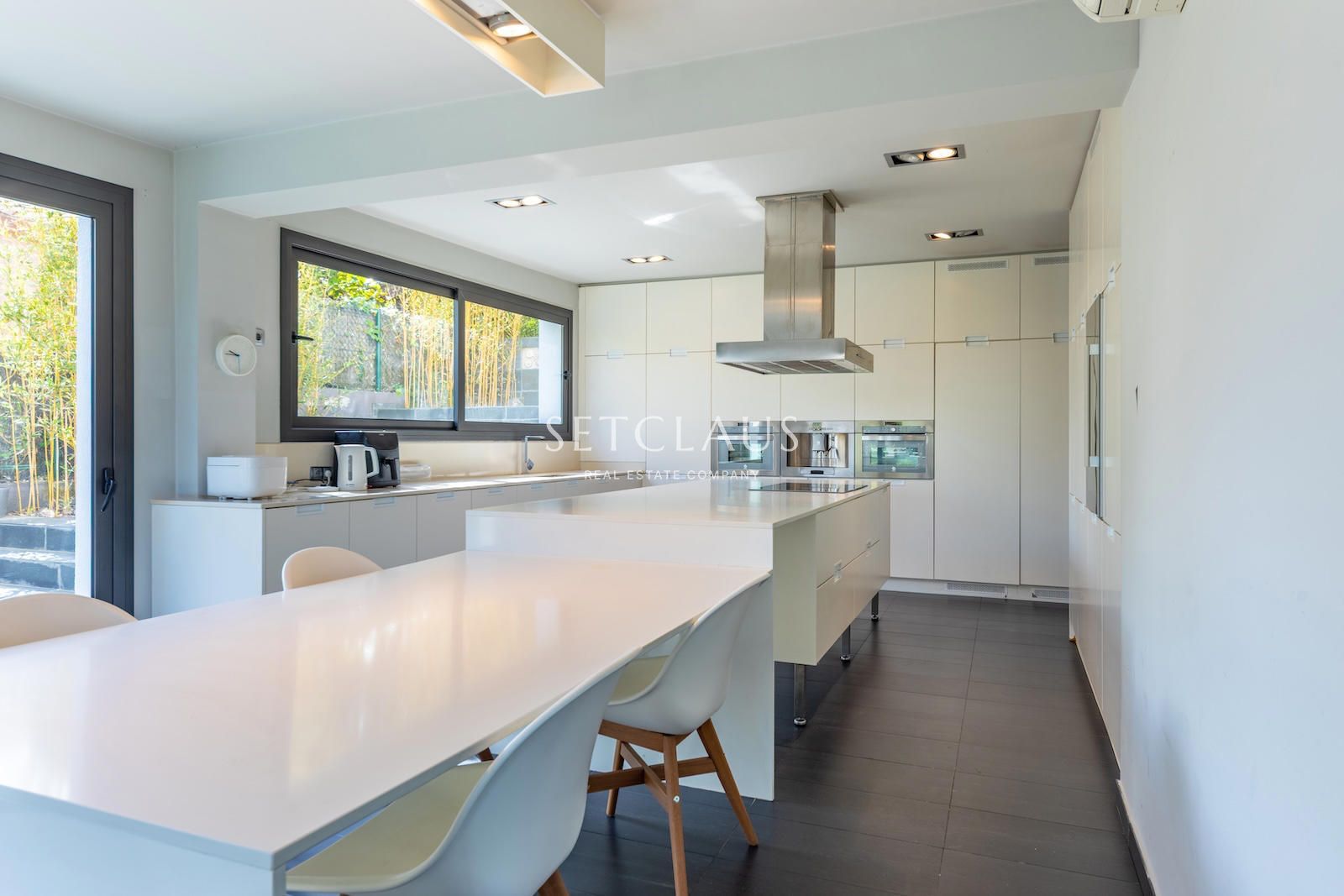 Comprar Diseño, luz y exclusividad: villa moderna con piscina y amplios espacios foto 25