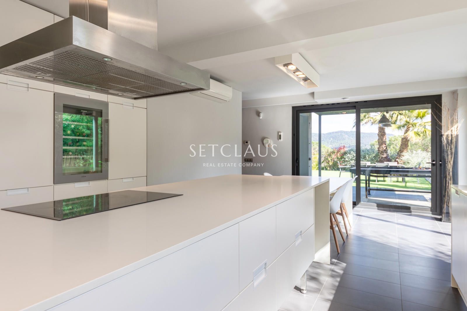 Comprar Diseño, luz y exclusividad: villa moderna con piscina y amplios espacios foto 24