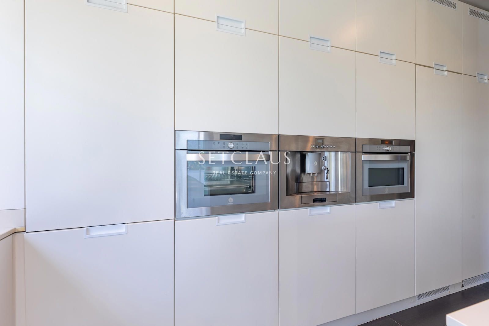 Comprar Diseño, luz y exclusividad: villa moderna con piscina y amplios espacios foto 27