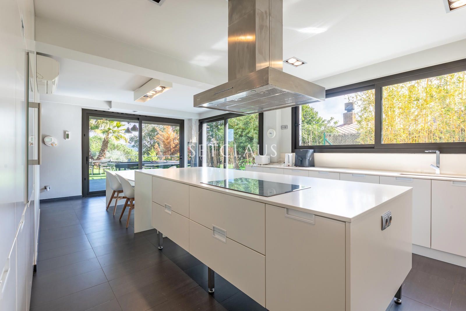 Comprar Diseño, luz y exclusividad: villa moderna con piscina y amplios espacios foto 28