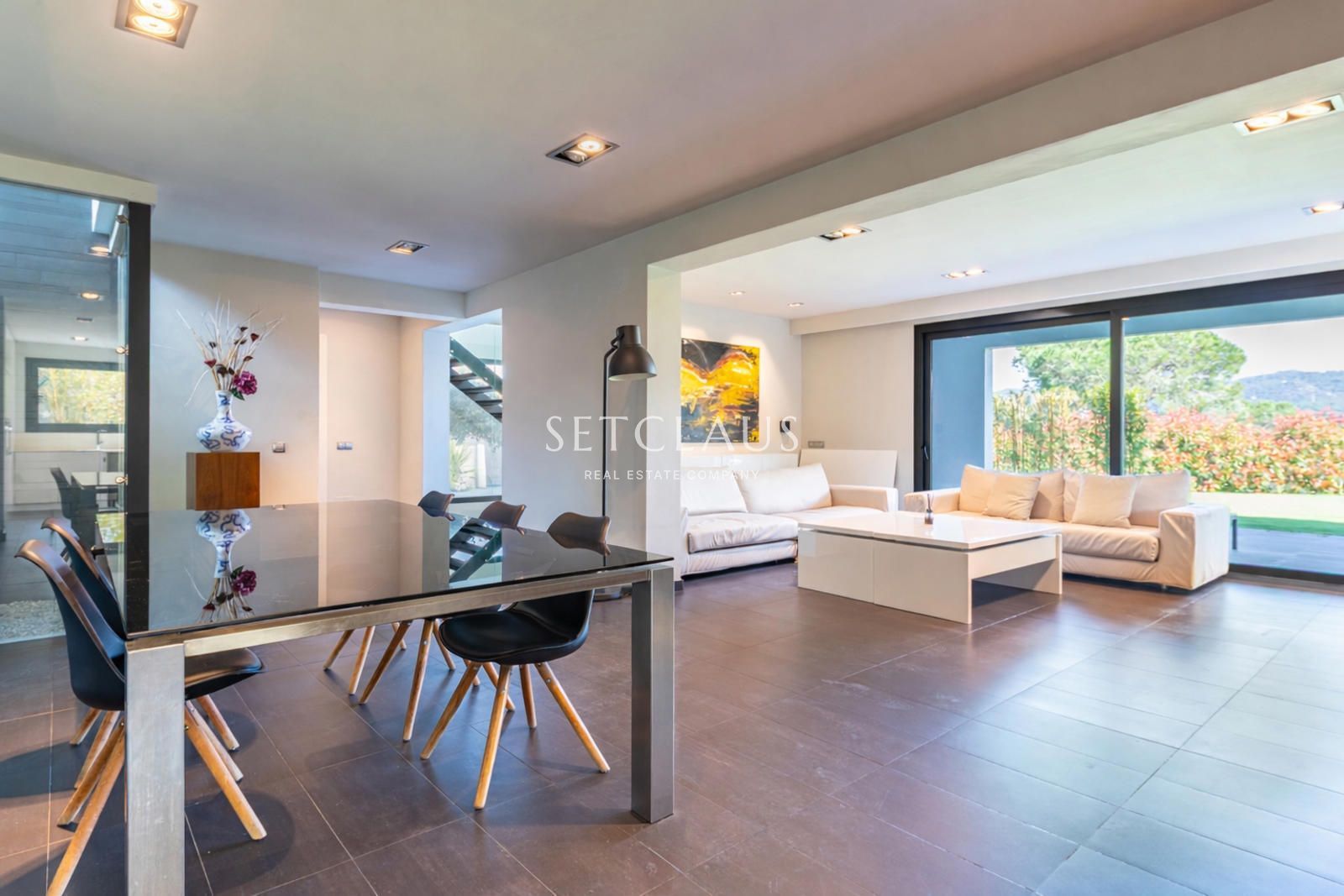 Comprar Diseño, luz y exclusividad: villa moderna con piscina y amplios espacios foto 18