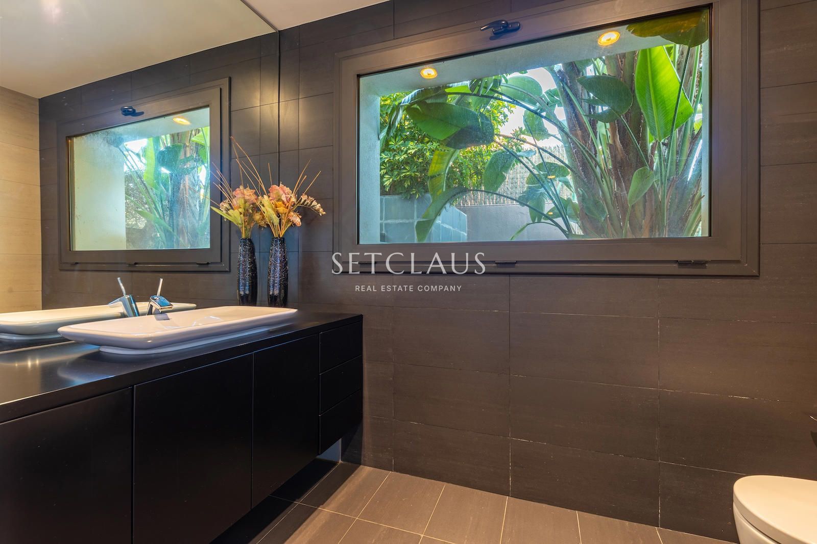 Comprar Diseño, luz y exclusividad: villa moderna con piscina y amplios espacios foto 42