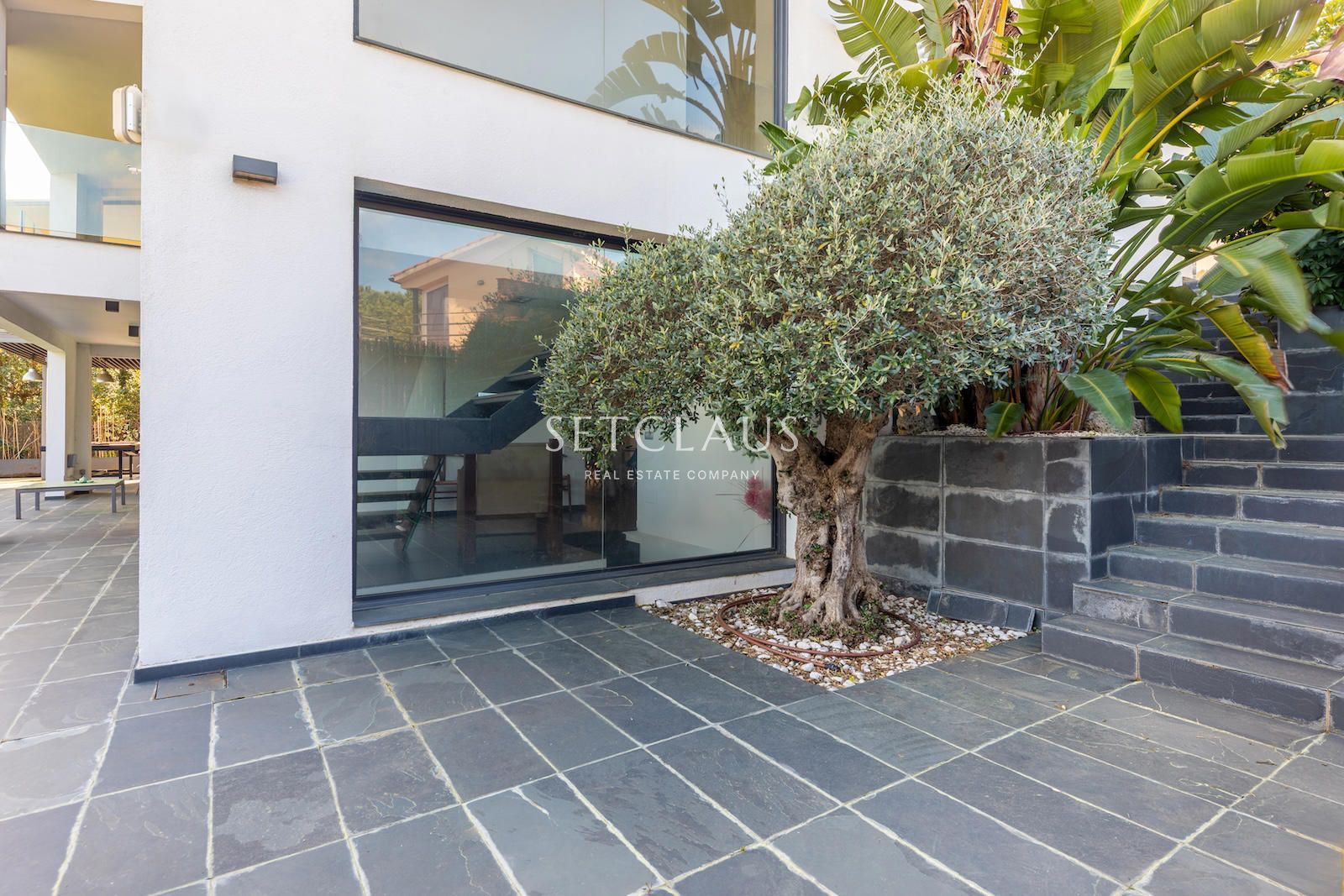 Comprar Diseño, luz y exclusividad: villa moderna con piscina y amplios espacios foto 45