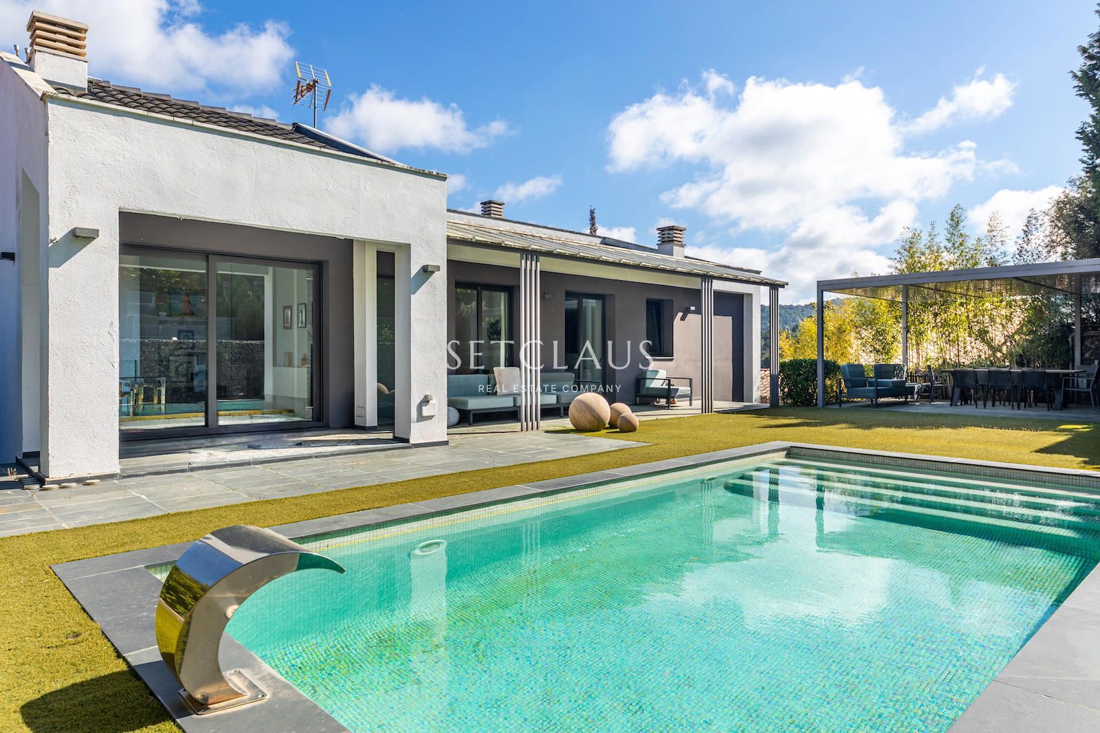 Comprar Diseño, luz y exclusividad: villa moderna con piscina y amplios espacios foto 9