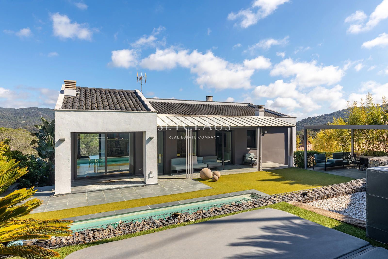 Comprar Diseño, luz y exclusividad: villa moderna con piscina y amplios espacios foto 12