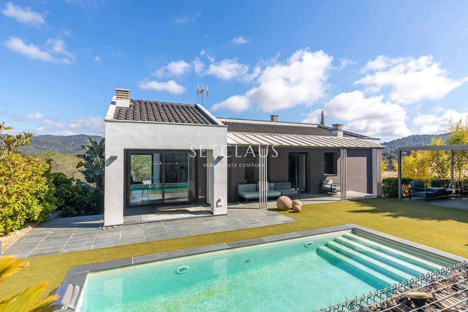 Comprar Diseño, luz y exclusividad: villa moderna con piscina y amplios espacios foto 11