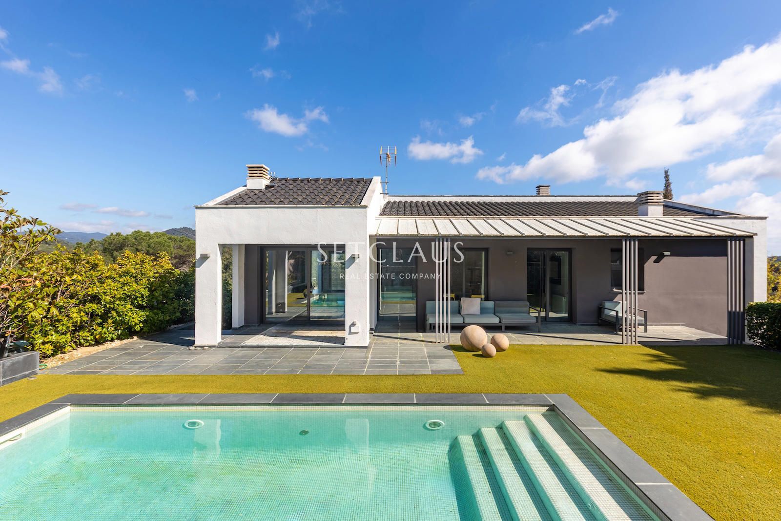 Comprar Diseño, luz y exclusividad: villa moderna con piscina y amplios espacios foto 1