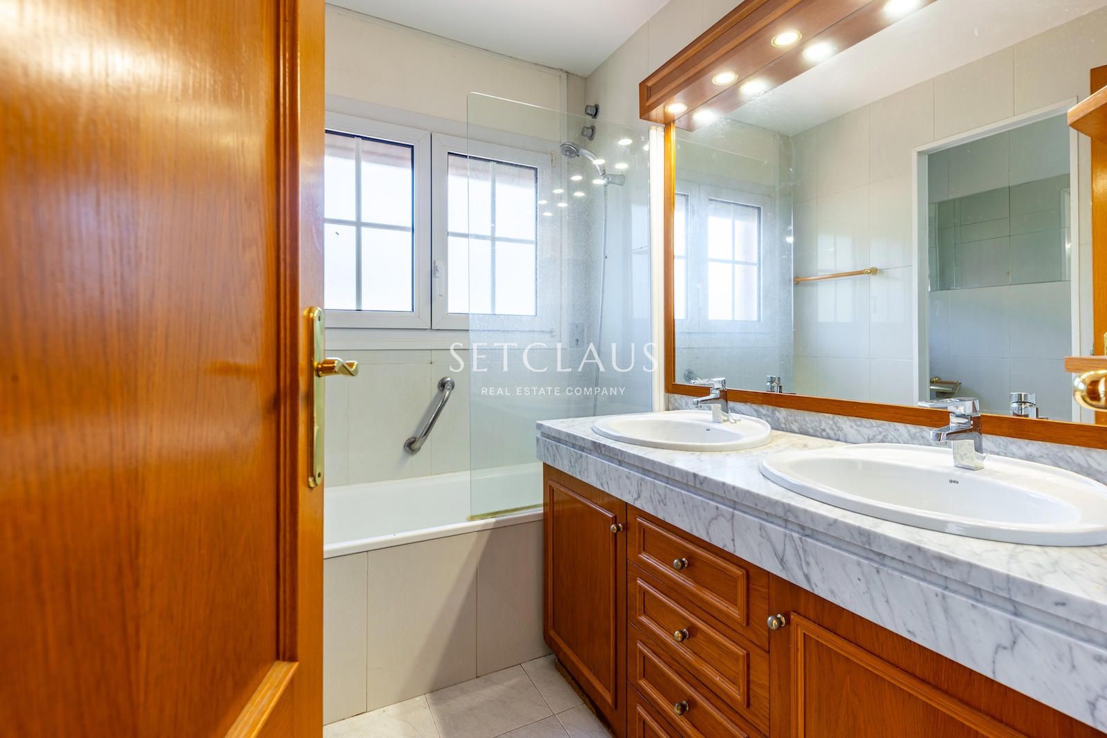 Comprar Chalet independiente con espectaculares vistas panorámicas al mar en Alella foto 36