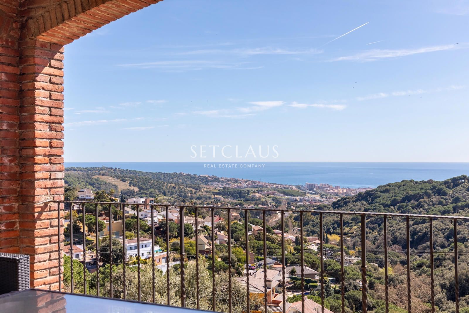 Comprar Chalet independiente con espectaculares vistas panorámicas al mar en Alella foto 2