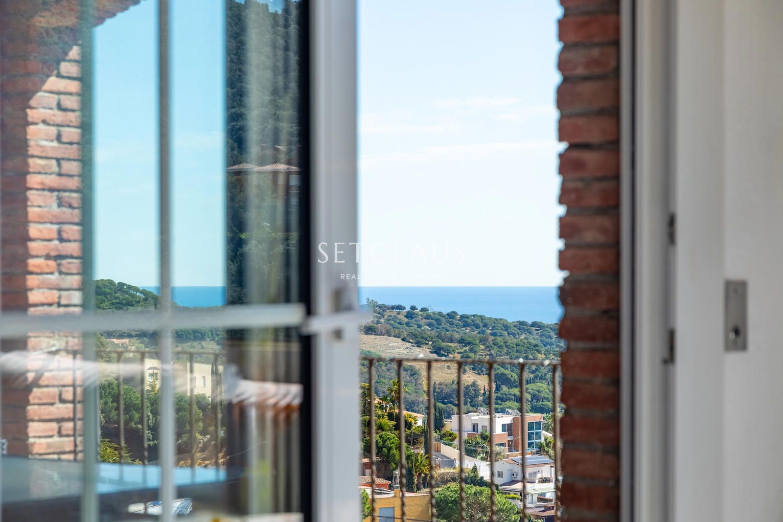 Comprar Chalet independiente con espectaculares vistas panorámicas al mar en Alella foto 14