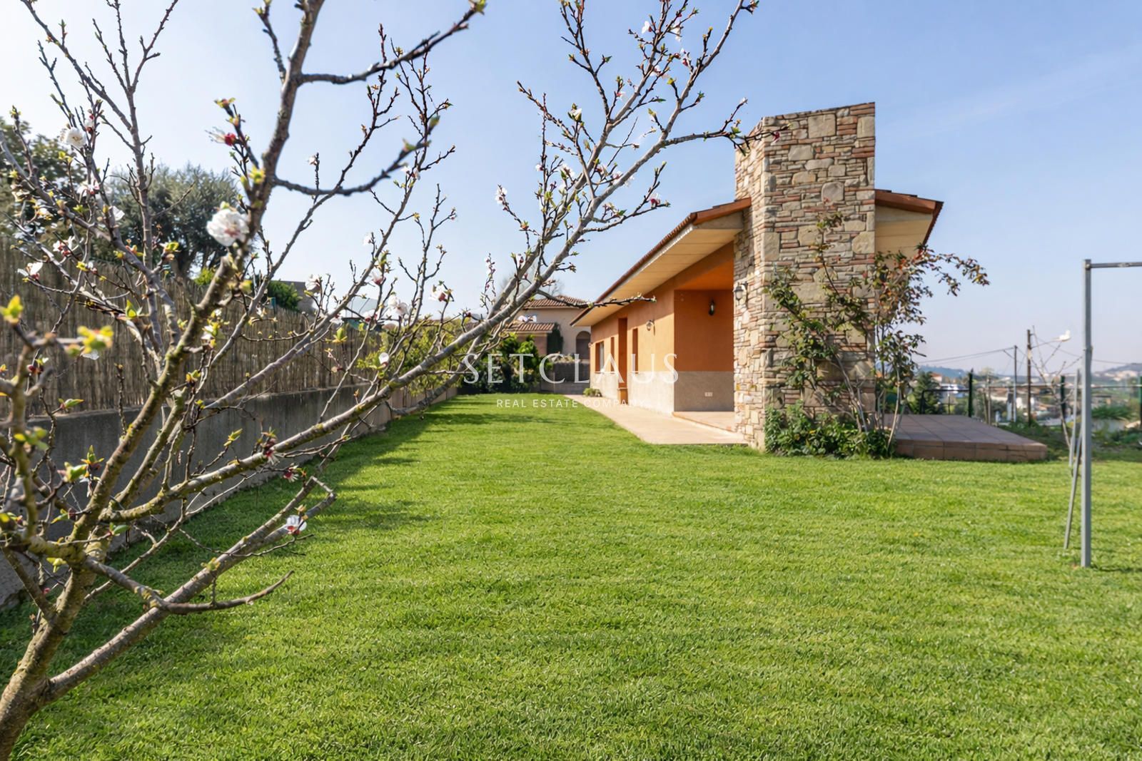 Comprar Chalet independiente en una sola planta y con mucha luz. foto 2