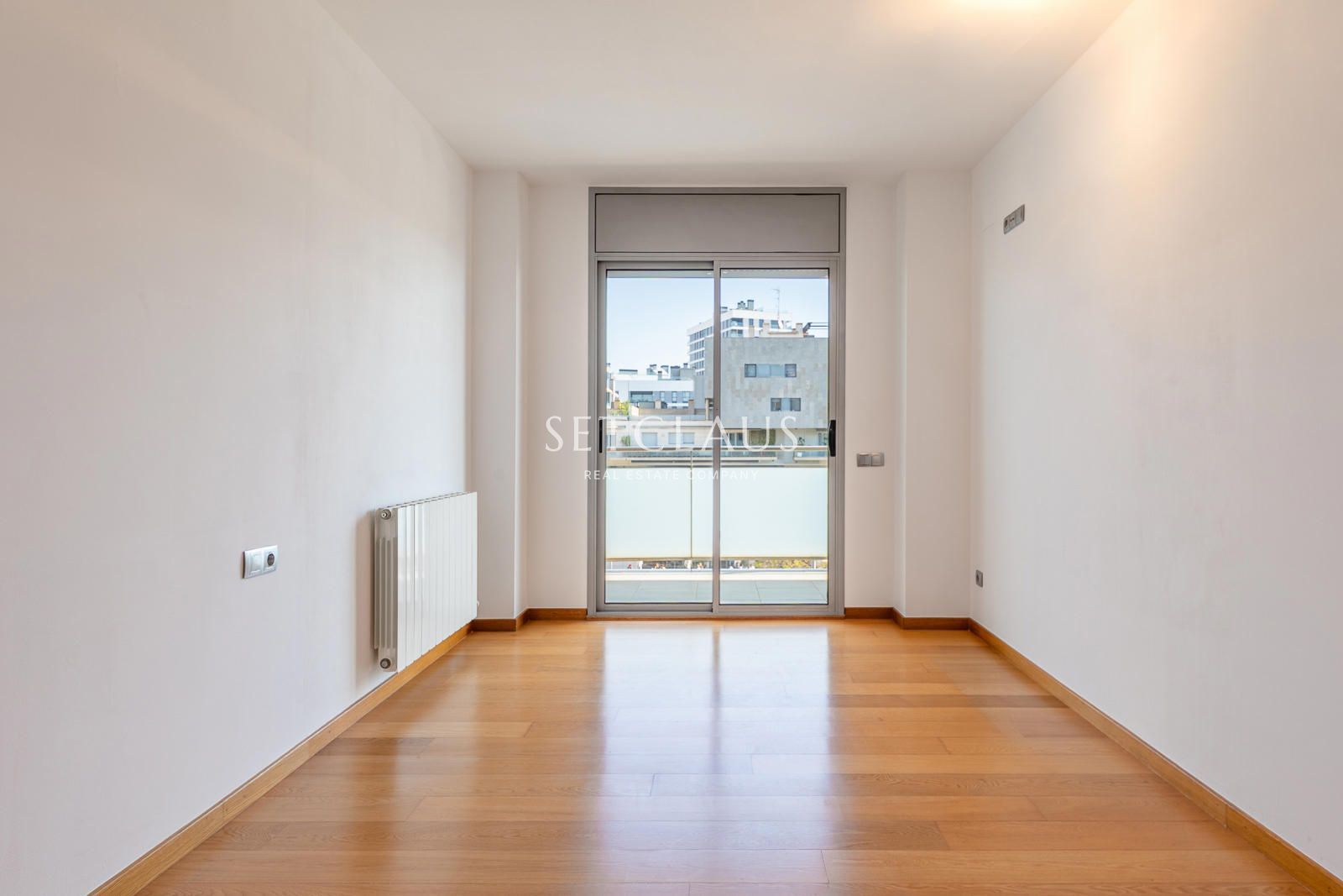 Comprar Primera línea de playa en Badalona: 3 habitaciones, terraza, 2 baños (1 en suite), piscina y zonas verdes” foto 13