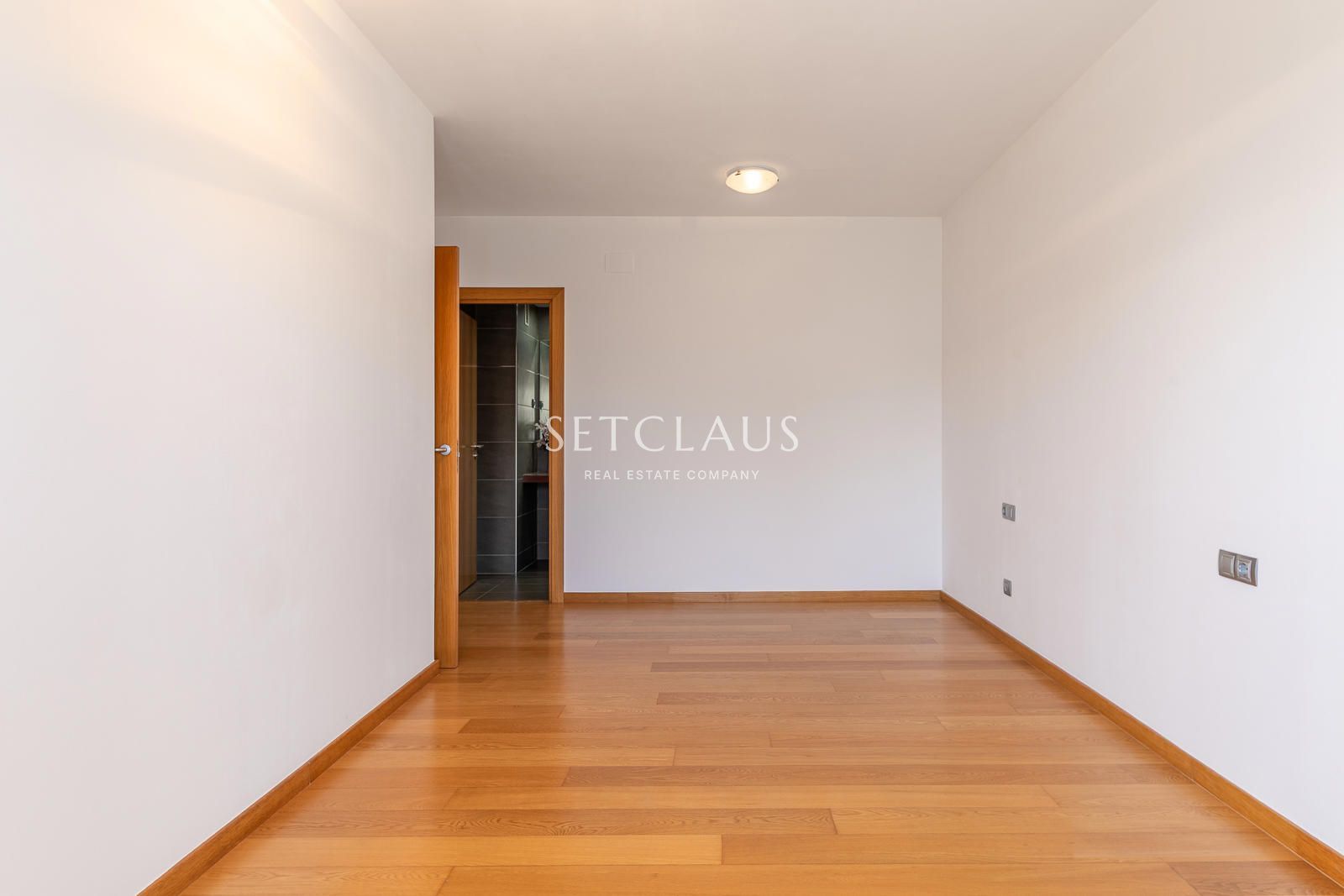 Comprar Primera línea de playa en Badalona: 3 habitaciones, terraza, 2 baños (1 en suite), piscina y zonas verdes” foto 14