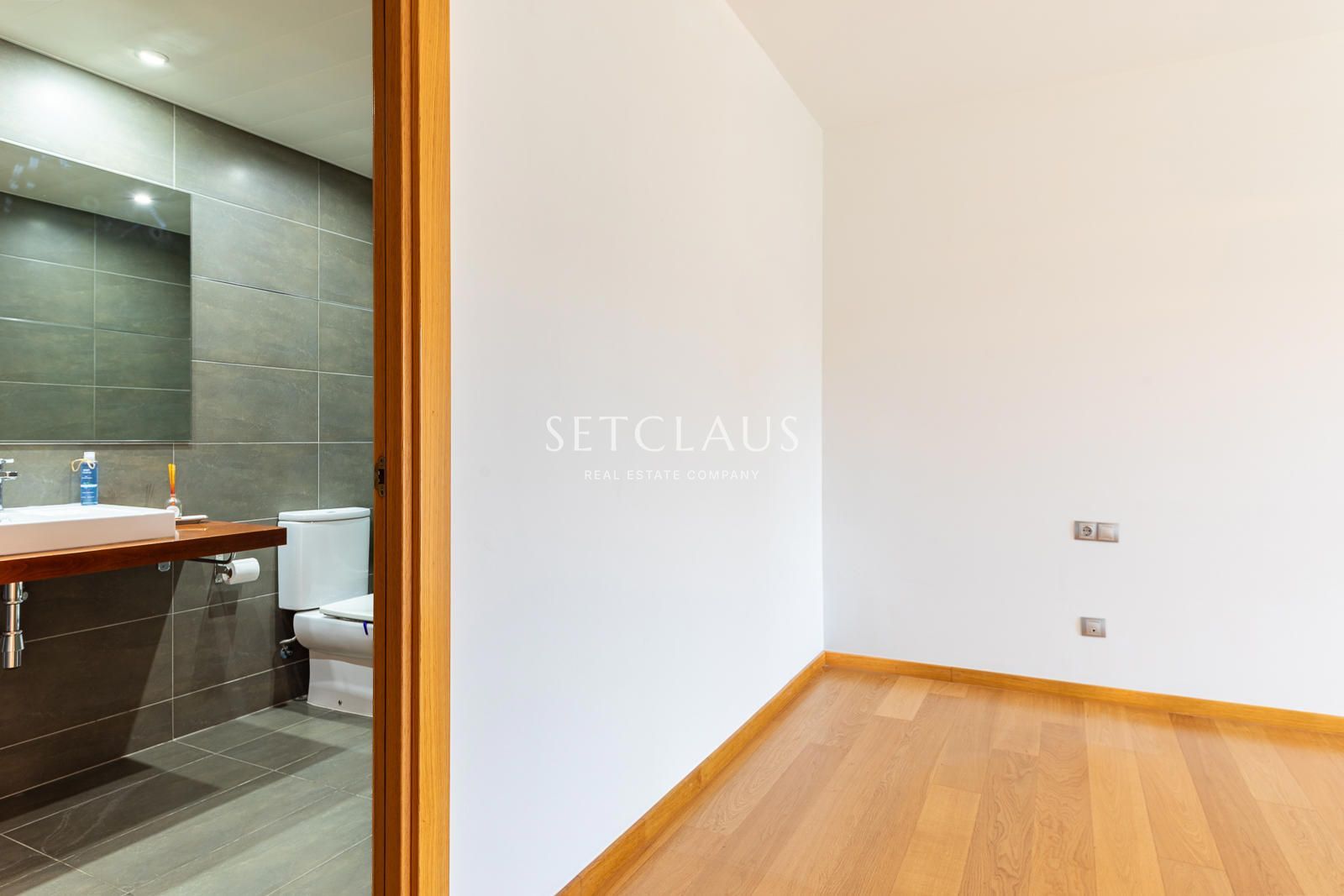 Comprar Primera línea de playa en Badalona: 3 habitaciones, terraza, 2 baños (1 en suite), piscina y zonas verdes” foto 15