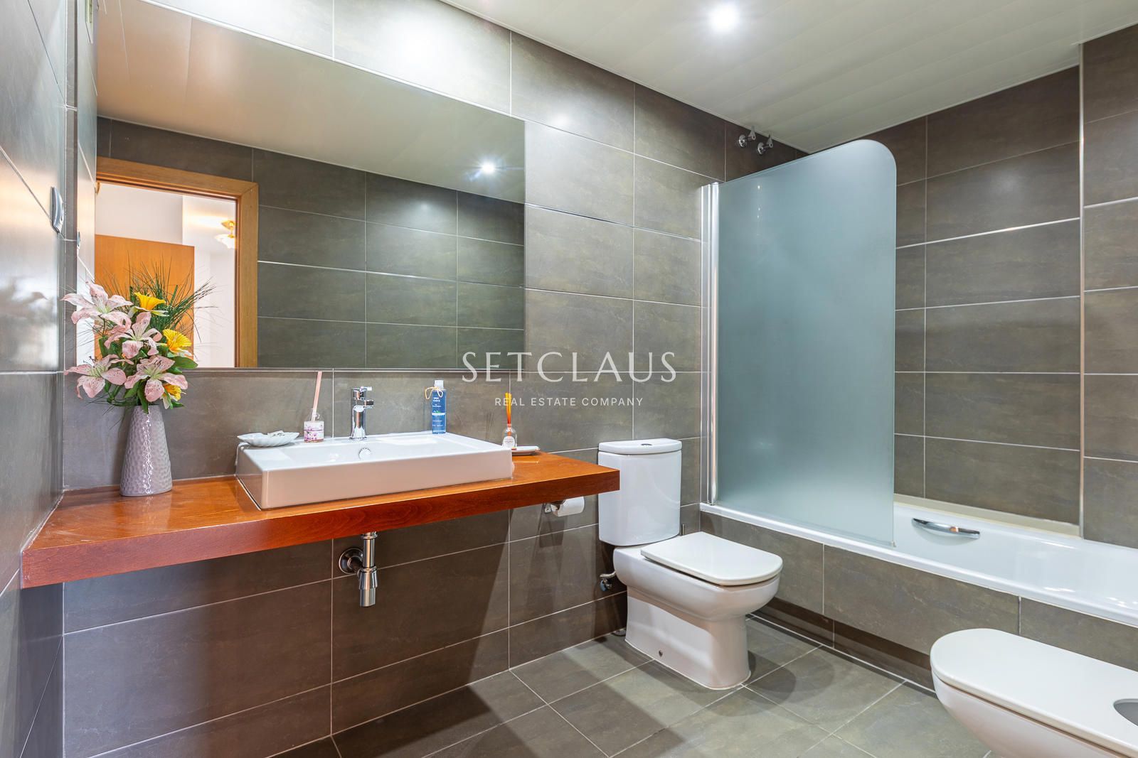 Comprar Primera línea de playa en Badalona: 3 habitaciones, terraza, 2 baños (1 en suite), piscina y zonas verdes” foto 16