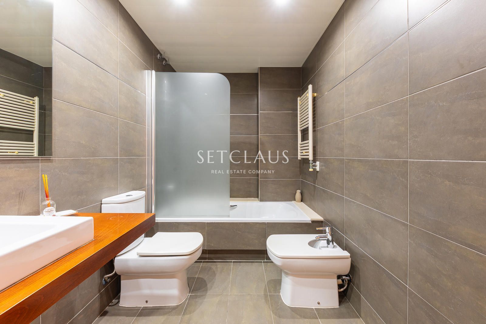 Comprar Primera línea de playa en Badalona: 3 habitaciones, terraza, 2 baños (1 en suite), piscina y zonas verdes” foto 17