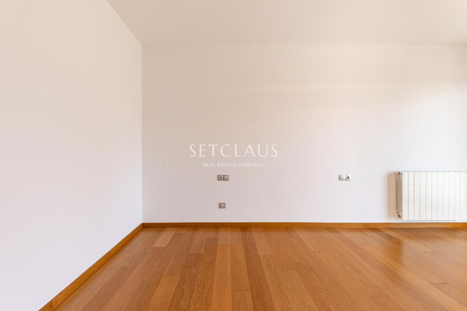 Comprar Primera línea de playa en Badalona: 3 habitaciones, terraza, 2 baños (1 en suite), piscina y zonas verdes” foto 18