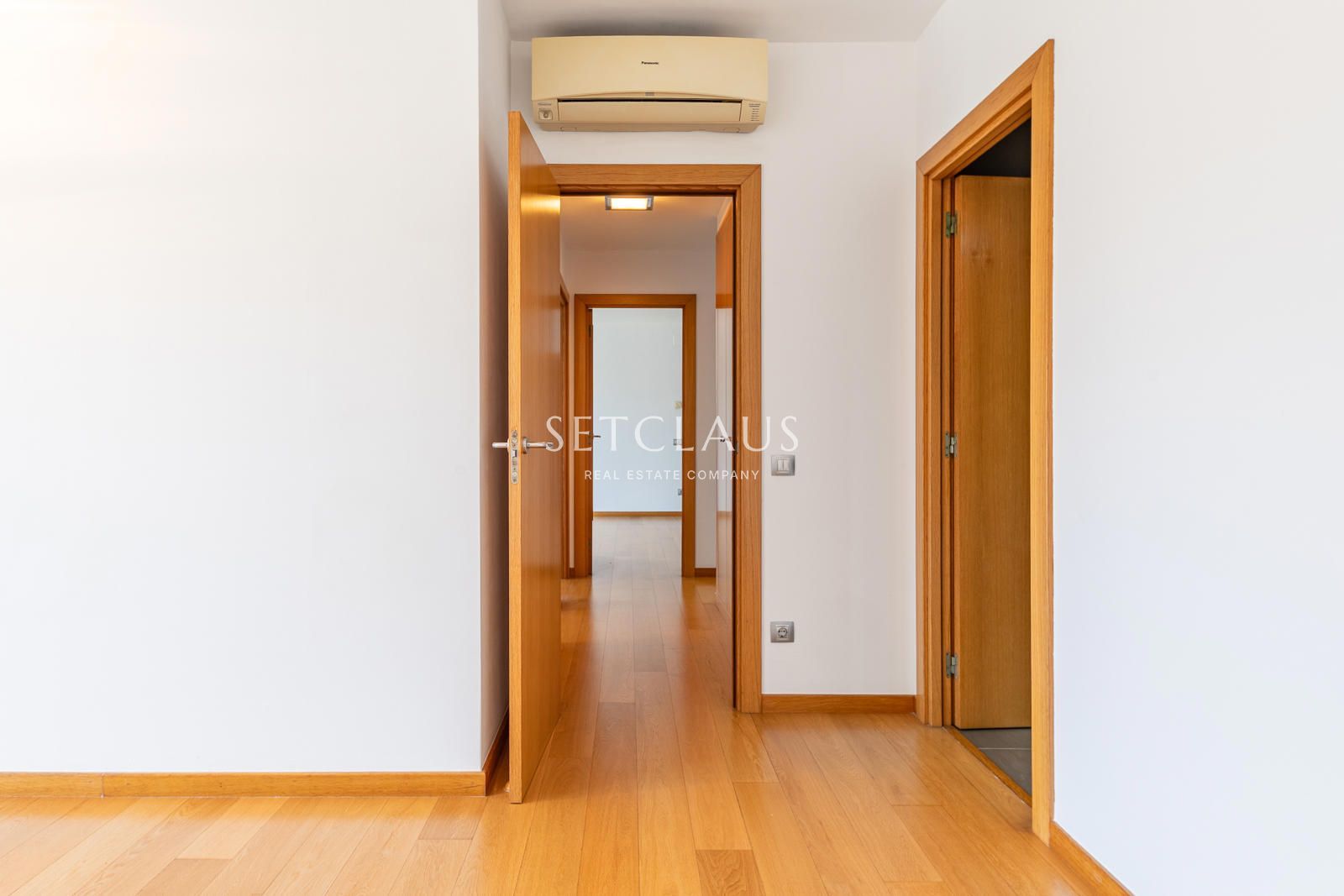 Comprar Primera línea de playa en Badalona: 3 habitaciones, terraza, 2 baños (1 en suite), piscina y zonas verdes” foto 19