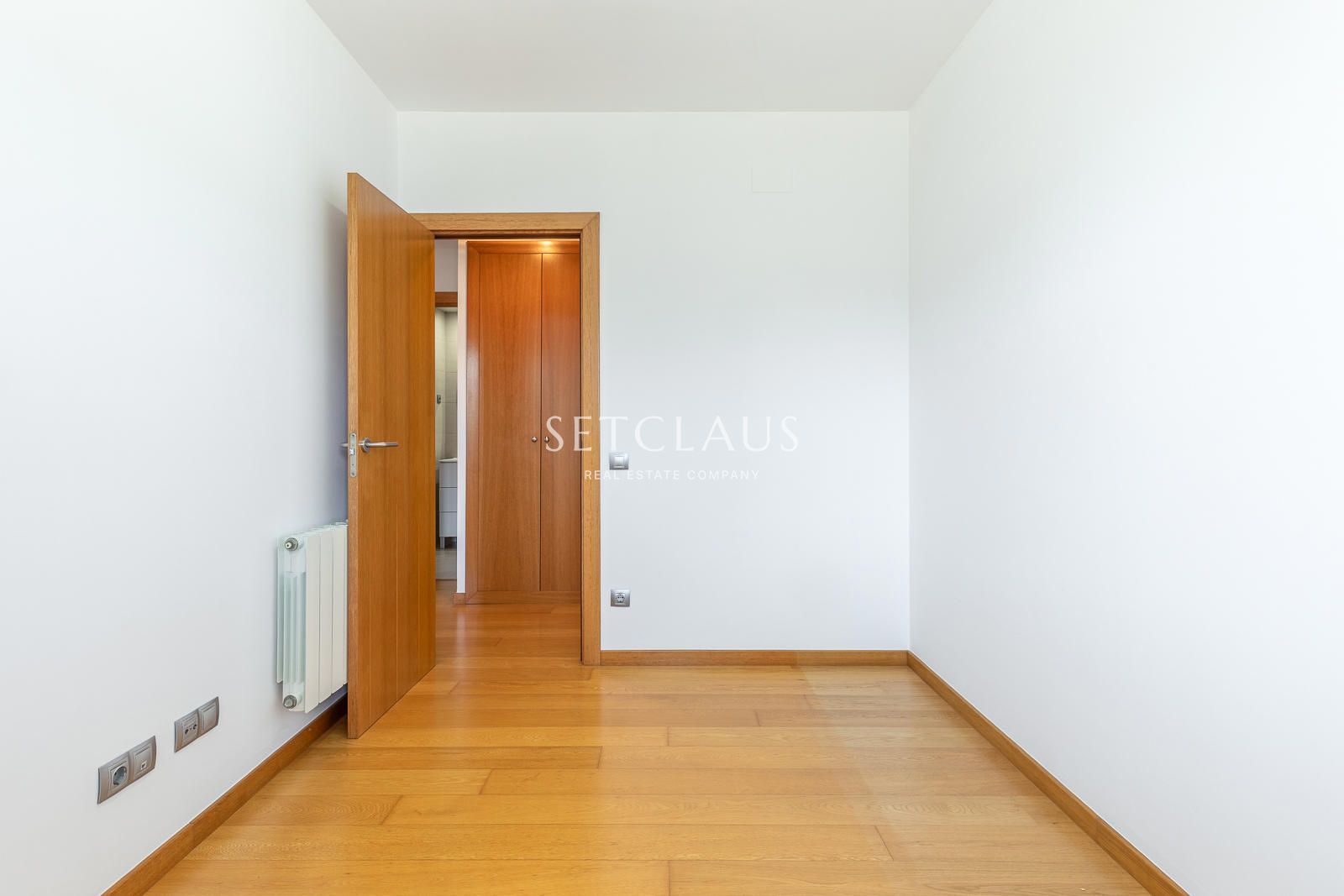 Comprar Primera línea de playa en Badalona: 3 habitaciones, terraza, 2 baños (1 en suite), piscina y zonas verdes” foto 21