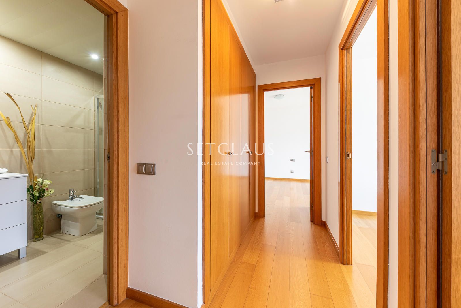 Comprar Primera línea de playa en Badalona: 3 habitaciones, terraza, 2 baños (1 en suite), piscina y zonas verdes” foto 22