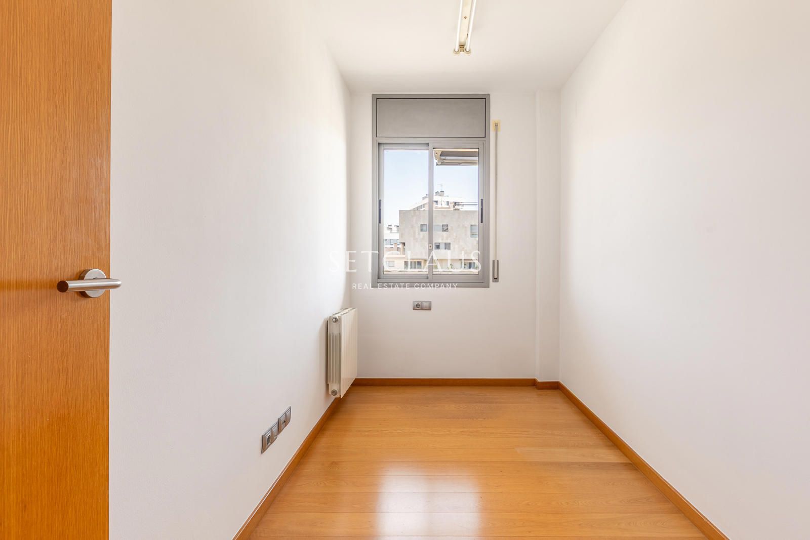 Comprar Primera línea de playa en Badalona: 3 habitaciones, terraza, 2 baños (1 en suite), piscina y zonas verdes” foto 23