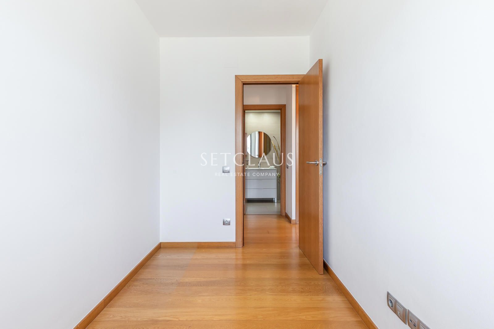 Comprar Primera línea de playa en Badalona: 3 habitaciones, terraza, 2 baños (1 en suite), piscina y zonas verdes” foto 24