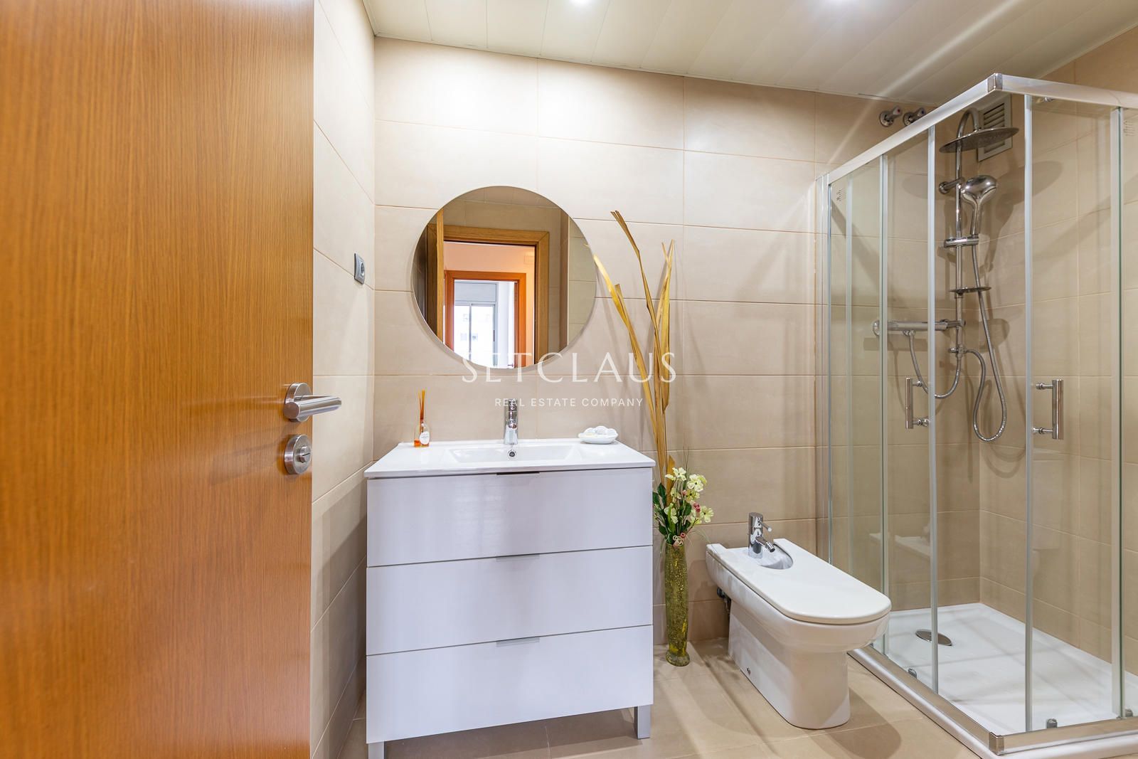 Comprar Primera línea de playa en Badalona: 3 habitaciones, terraza, 2 baños (1 en suite), piscina y zonas verdes” foto 25