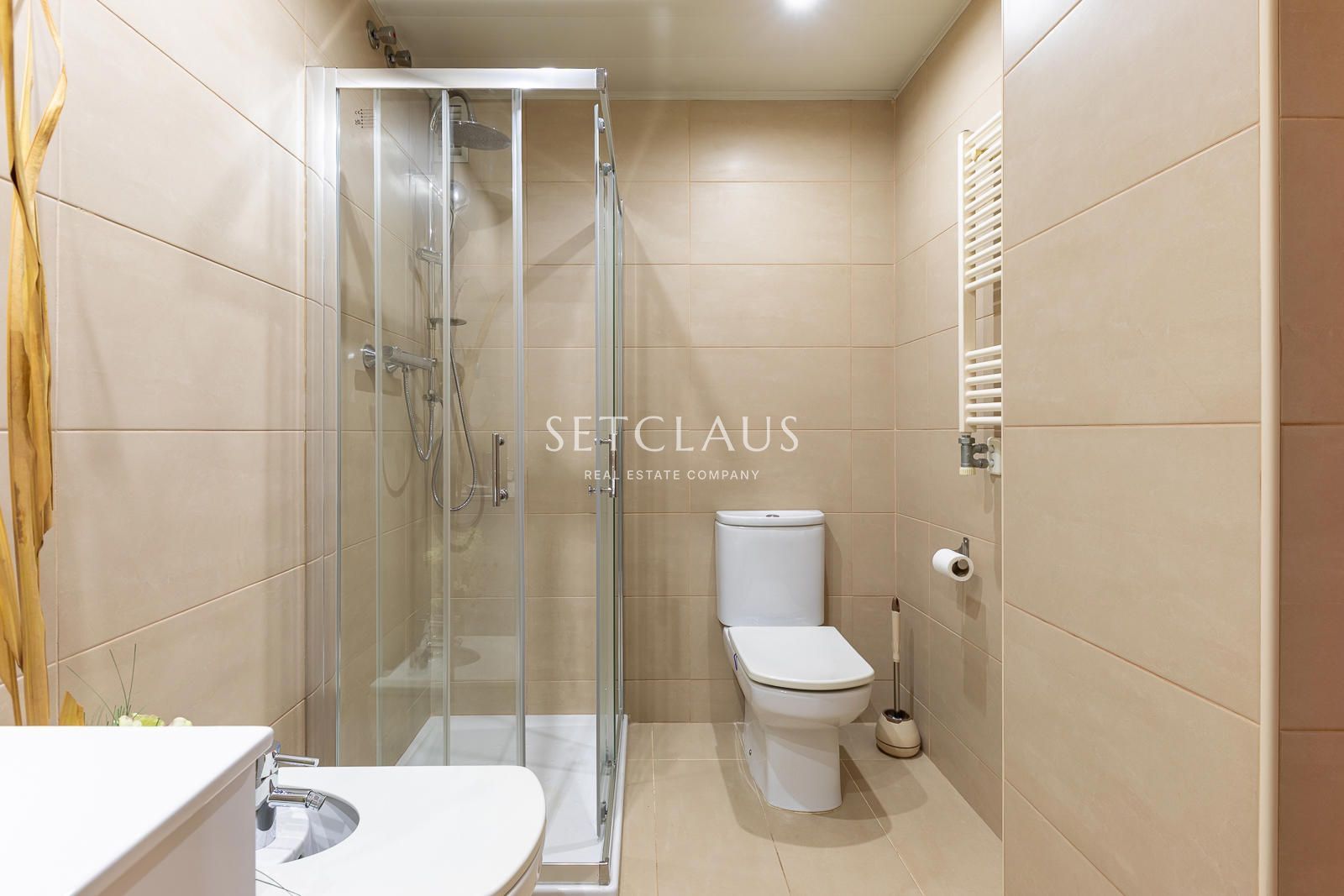 Comprar Primera línea de playa en Badalona: 3 habitaciones, terraza, 2 baños (1 en suite), piscina y zonas verdes” foto 26