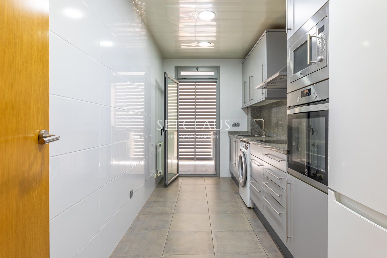 Comprar Primera línea de playa en Badalona: 3 habitaciones, terraza, 2 baños (1 en suite), piscina y zonas verdes” foto 9