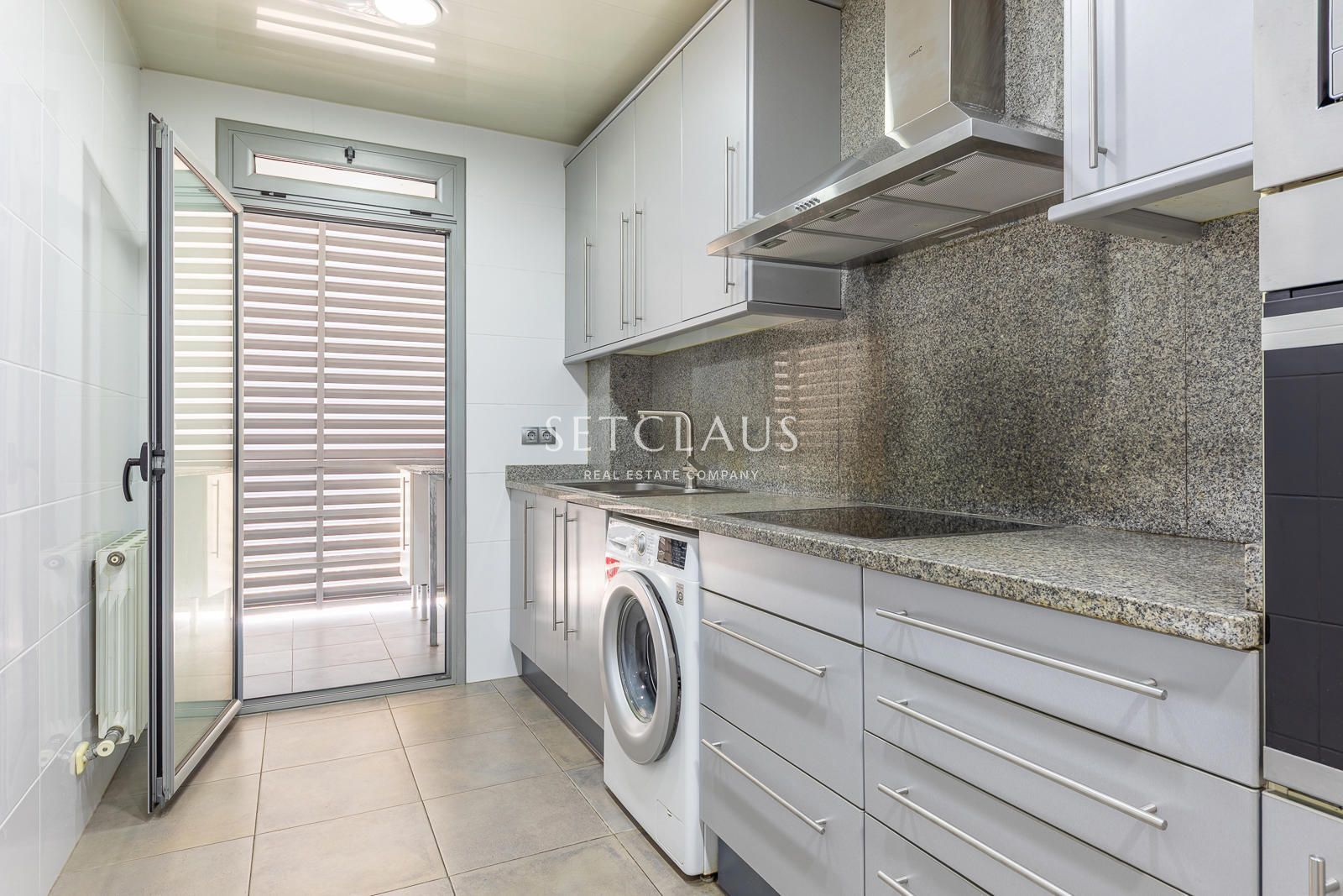 Comprar Primera línea de playa en Badalona: 3 habitaciones, terraza, 2 baños (1 en suite), piscina y zonas verdes” foto 10