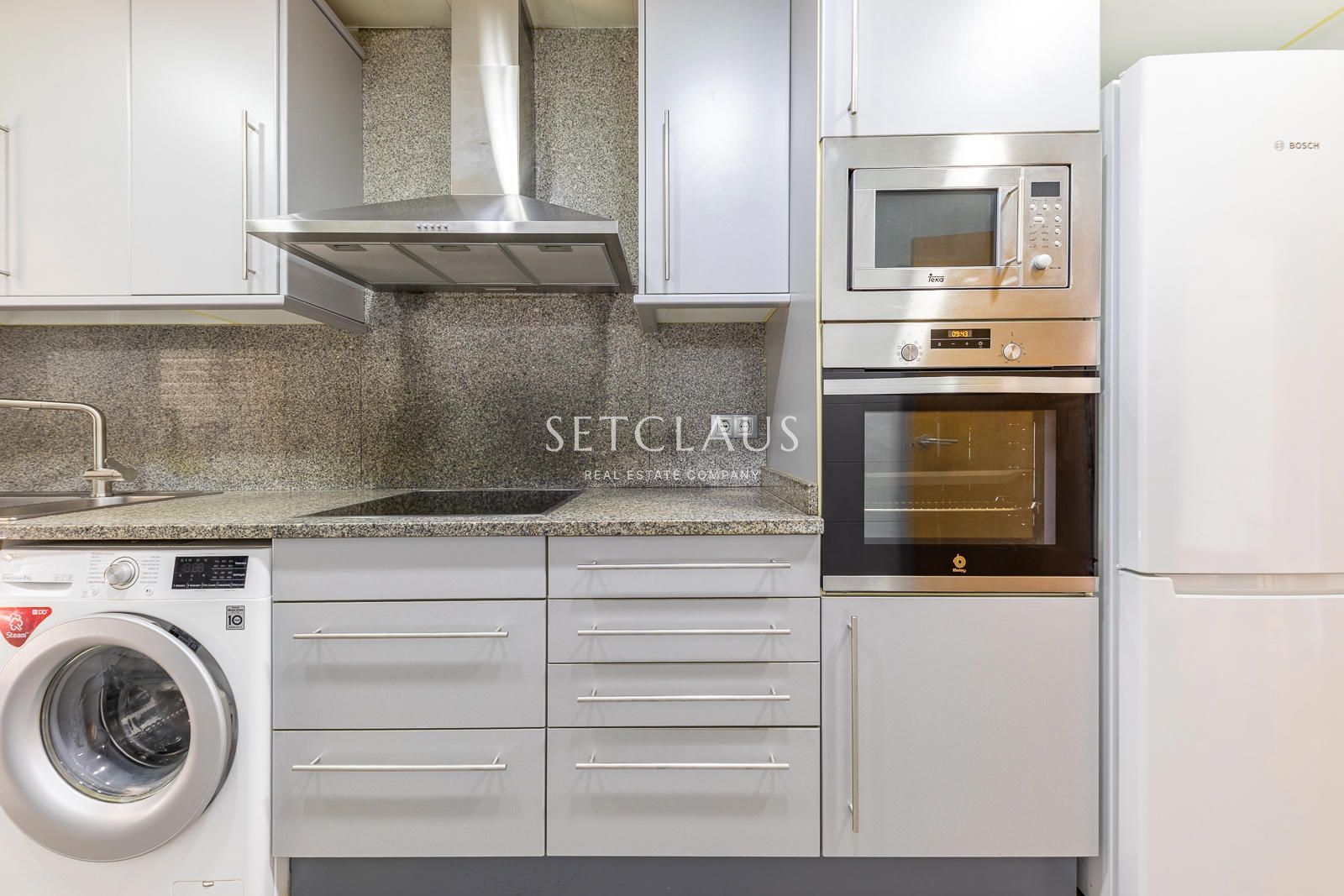 Comprar Primera línea de playa en Badalona: 3 habitaciones, terraza, 2 baños (1 en suite), piscina y zonas verdes” foto 11