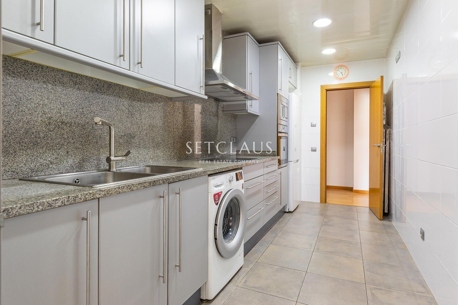 Comprar Primera línea de playa en Badalona: 3 habitaciones, terraza, 2 baños (1 en suite), piscina y zonas verdes” foto 12